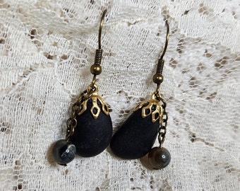 Oeil de tigre bleu et jaune, pierres noires, boucles d'oreilles