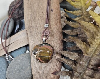 Pierre roulée, bélière Sunburst, nœud Joséphine, cordon en cuir, collier