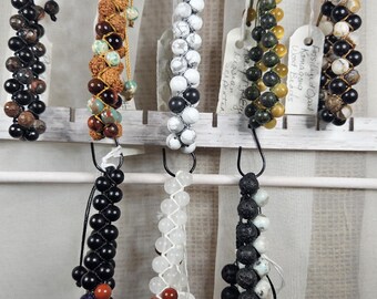 Bracelet en perles de pierres précieuses, style macramé