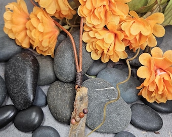 Collier en quartz améthyste doré, perles de jaspe, cordon en cuir et cuir enroulé