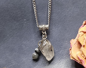 Collier, cristaux tibétains, labradorite, capuchon en perles d'argent, chaîne en acier inoxydable