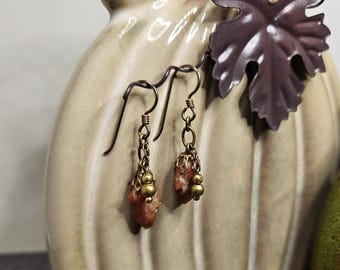 Diamants Pecos et boules en laiton sur crochets d'oreilles en niobium