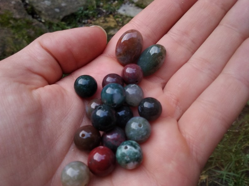 Pearls in natural Indian agate