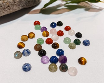 8x8: Lot of 35 natural semi-precious stones (cabochons)