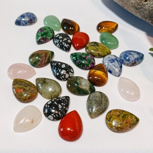 Lot de 25 cabochons gouttes en pierres fines naturelles semi précieuses image 2