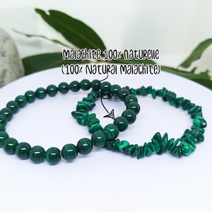 Peut inclure: Deux bracelets en malachite verte. L'un est composé de perles lisses et rondes, l'autre de morceaux irréguliers et ébréchés. Le texte "Malachite 100% naturelle (100% Natural malachite)" est visible.