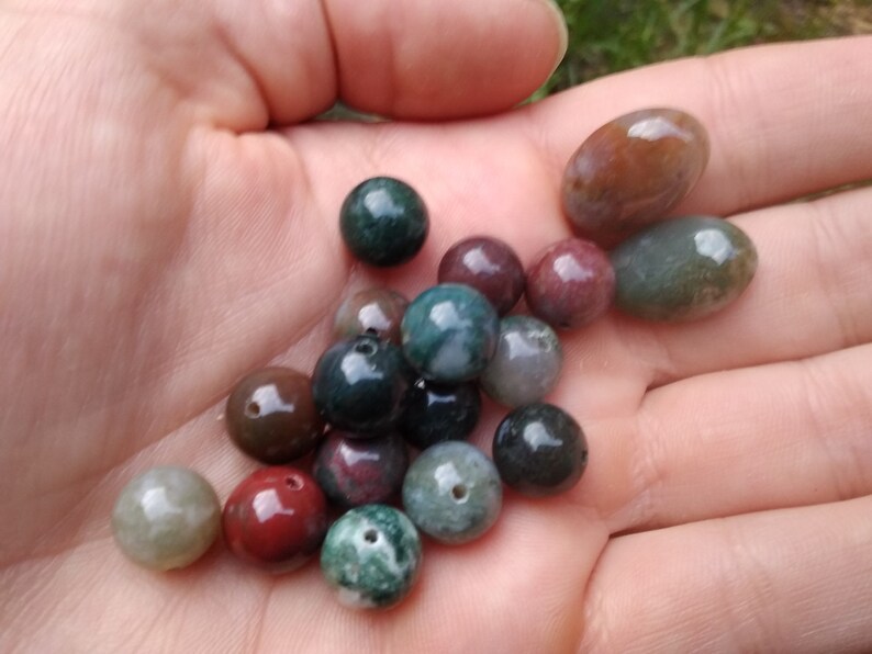 Pearls in natural Indian agate