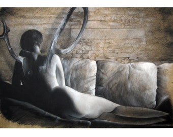 Puede incluir: Un dibujo en blanco y negro de una persona tumbada en un sofá con un gran par de tijeras detrás de ella. La persona está desnuda y las tijeras están en el fondo.