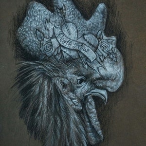 Puede incluir: Un dibujo en blanco y negro de la cabeza de un gallo con un diseño de corazón y flecha en la parte superior. El diseño incluye una pancarta con las palabras "Death & Love".