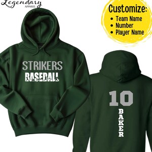 Może przedstawiać: Ciemnozielona bluza z kapturem z napisem "STRIKERS BASEBALL" w kolorze białym i szarym. Z tyłu bluzy widnieje numer "10" i nazwisko "BAKER" w kolorze szarym. Bluza z kapturem jest konfigurowalna z nazwą drużyny, numerem i nazwiskiem gracza.