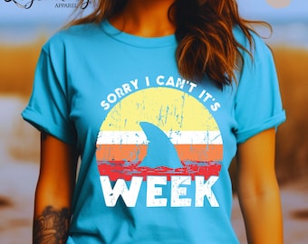 Camiseta de tiburón Lo siento, no puedo. Es la Semana del Tiburón. Camiseta divertida de tiburón. Camiseta para amantes del océano. Documental sobre la naturaleza. Camiseta divertida de verano. Camiseta con puesta de sol y aleta de tiburón.