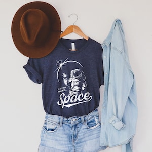 Gráfico do espaço camiseta de <br> Entrega Rápida? Eu preciso mais TShirt de Crewneck do espaço de <br> Entrega Rápida? Astronauta do astronauta camiseta de <br> Entrega Rápida? Superdimensionado