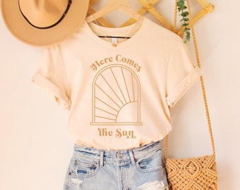 Ecco che arriva la t-shirt grafica Sun Boho / T-shirt oversize / Sunburst, tramonto astratto, t-shirt / minimalista, paesaggio neutro / regalo, moderno