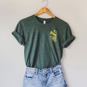 Vintage Wildflowers Graphic Tee Shirt for Women | Wild Flower Bouquet | Minimalist Hiking Outdoor Camping Botanical | Oversized T-Shirt (8B)