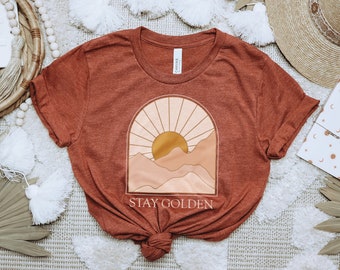 Stay Golden Boho Graphic T-shirt voor dames | Minimalistisch, Neutraal Landschap, Avontuur, Zon | Abstracte berg en zon | Jaren '70 Retro