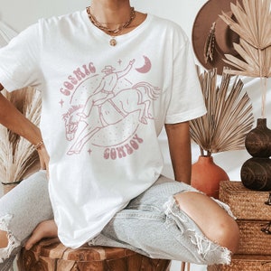 Graphic Tee Cosmic Cowboy Shirt Western Cowboy Retro Style Yee Haw Oversized Styled TShirt for Women Shirt for Women or Men Biały