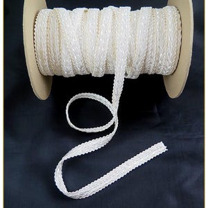 Acabamento trançado de rayon branco antigo com bordas onduladas, 1,25 cm de largura, 10 jardas contínuas