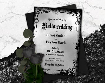 Puede incluir: Una invitación de boda de temática gótica con el texto "Halloweding" en una fuente estilizada. La invitación es en blanco y negro con adornos decorativos y salpicaduras de tinta. Dos rosas negras y follaje en primer plano.