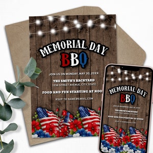 Puede incluir: Una invitación digital para una barbacoa del Día de los Caídos. La invitación presenta un fondo de madera con luces de cadena, banderas americanas rojas, blancas y azules y flores rojas y azules. El texto dice "Memorial Day BBQ" e incluye la fecha, la hora, la ubicación y la información de RSVP.