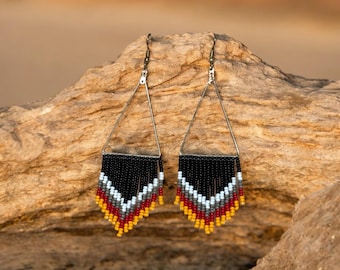 Pendientes triangulares con flecos de cuentas
