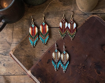 Pendientes pequeños de estilo western con flecos y cuentas