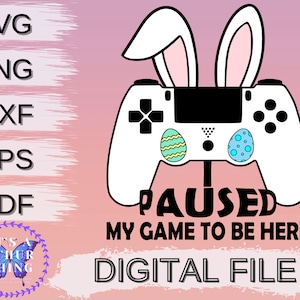 Puede incluir: Un mando de videojuegos blanco con orejas de conejo, decorado con huevos de Pascua. El texto "PAUSED MY GAME TO BE HERE DIGITAL FILE" está debajo. La imagen también incluye los tipos de archivo SVG, PNG, DXF, EPS y PDF.