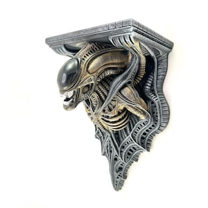 Op de afbeelding: Een set van drie keramische mokken met een gespikkelde, matte afwerking. De mokken zijn in tinten crème, lichtgrijs en donkergrijs. Elke mok heeft een eenvoudig, minimalistisch ontwerp, perfect voor koffie of thee.