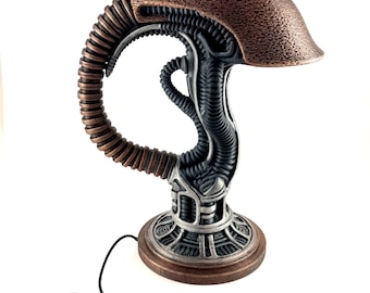 Lámpara de escritorio LED estilo Xeno Giger con conexión USB.