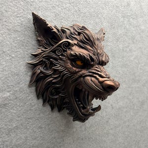 Puede incluir: Una escultura de pared color bronce de una cabeza de lobo gruñendo con detalles intrincados en el pelaje y un ojo de color ámbar visible. El lobo se muestra con la boca abierta, revelando dientes afilados y patrones de pelaje en espiral.