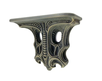 Grote wandplank in Giger-stijl