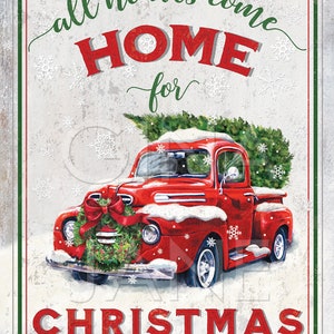 K&ouml;nnte beinhalten: Ein roter Vintage-Pickup mit einem Weihnachtsbaum in der Ladefl&auml;che, der durch eine verschneite Landschaft f&auml;hrt. Der LKW ist mit einem Kranz und einer roten Schleife verziert. Der Text "all hearts come home for Christmas" ist in Gr&uuml;n und Rot auf wei&szlig;em Hintergrund geschrieben.