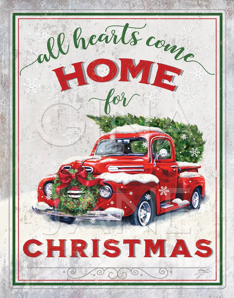 K&ouml;nnte beinhalten: Ein roter Vintage-Pickup mit einem Weihnachtsbaum in der Ladefl&auml;che, der durch eine verschneite Landschaft f&auml;hrt. Der Wagen hat einen Kranz am vorderen Sto&szlig;f&auml;nger und die Worte "all hearts come home for christmas" sind &uuml;ber dem Wagen geschrieben.