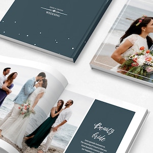 Puede incluir: Un &aacute;lbum de fotos de boda con una cubierta de color verde azulado oscuro y texto blanco que dice "Bride & Groom" y "Wedding". El &aacute;lbum est&aacute; abierto para mostrar fotos de boda. Las palabras "Beauty bride" son visibles en una p&aacute;gina.
