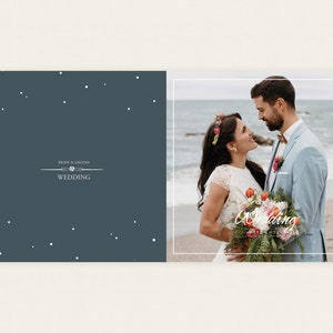 Puede incluir: Un &aacute;lbum de fotos de boda. La portada izquierda es de color azul oscuro con puntos blancos y las palabras "Bride & Groom" y "Wedding". El lado derecho muestra una pareja en una playa con las palabras "Wedding with love."