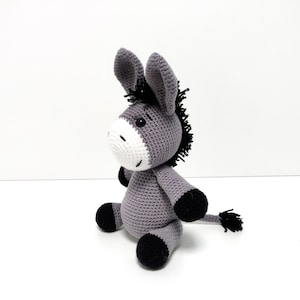 Peluche âne au crochet : peluche faite main pour bébé