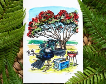 Op de afbeelding: Waterverfillustratie van een tui-vogel die aan het barbecueën is onder een boom met rode bloemen. De vogel zit in een klapstoel, met een koelbox en een grill in de buurt. De achtergrond toont een strand en een blauwe lucht.