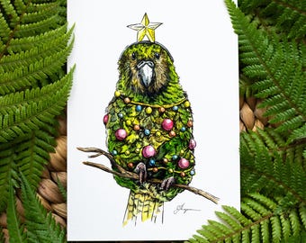 Op de afbeelding: Een illustratie van een groene vogel versierd als een kerstboom, zittend op een tak. De vogel heeft een ster op zijn hoofd en is versierd met kleurrijke ornamenten en lichtjes. De illustratie staat tegen een witte achtergrond.
