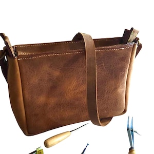 Echt Leder Tasche - Handgemacht - Minimalistisches Leder - Pflanzlich gegerbtes Leder - Vollnarbenleder - Tote Bag - Crossbody - Damen - Top Griff