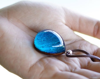 Collar de resina de madera de teca: colgante de gota de agua hecho a mano