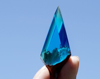 Colgante de resina de madera de teca hecho a mano: collar de cristal azul
