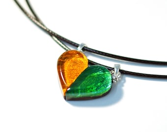 Collar de corazón de resina de madera de teca: colgantes de pareja grabados