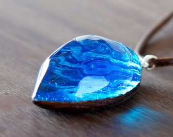 Colgante de resina de madera de teca hecho a mano: collar de madera tailandesa