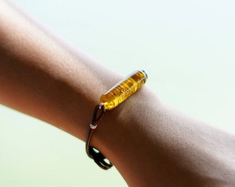 Pulsera de resina de madera de teca hecha a mano: joyería ajustable color miel dorada