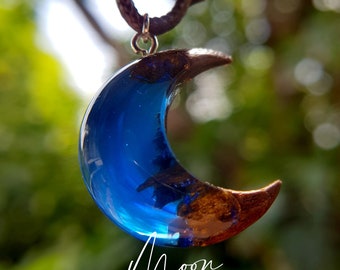Collar de luna de resina de teca tailandesa: colgante de media luna azul
