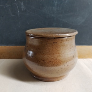 Französische Vintage Butterdose, großer Wasserbutterhalter aus Steingut, Keramikbuttertopf