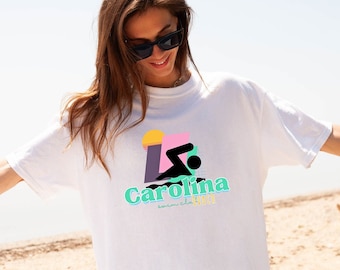 Carolina Beach Retro Swim Club Shirt Camiseta de las playas de Carolina del Norte Ajuste relajado Colores cómodos