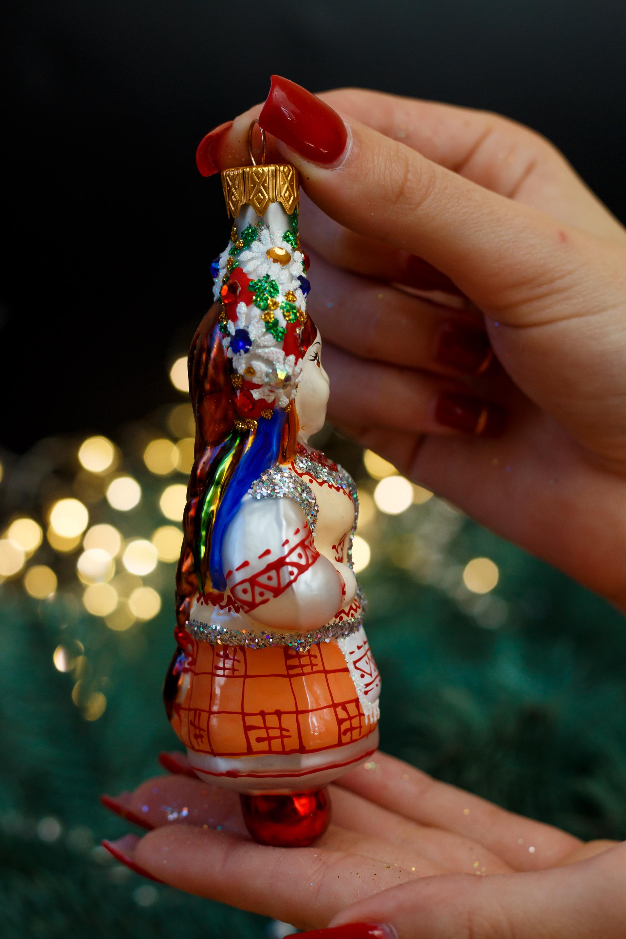 ウクライナの女の子のクリスマスガラスオーナメント、吹きガラスの