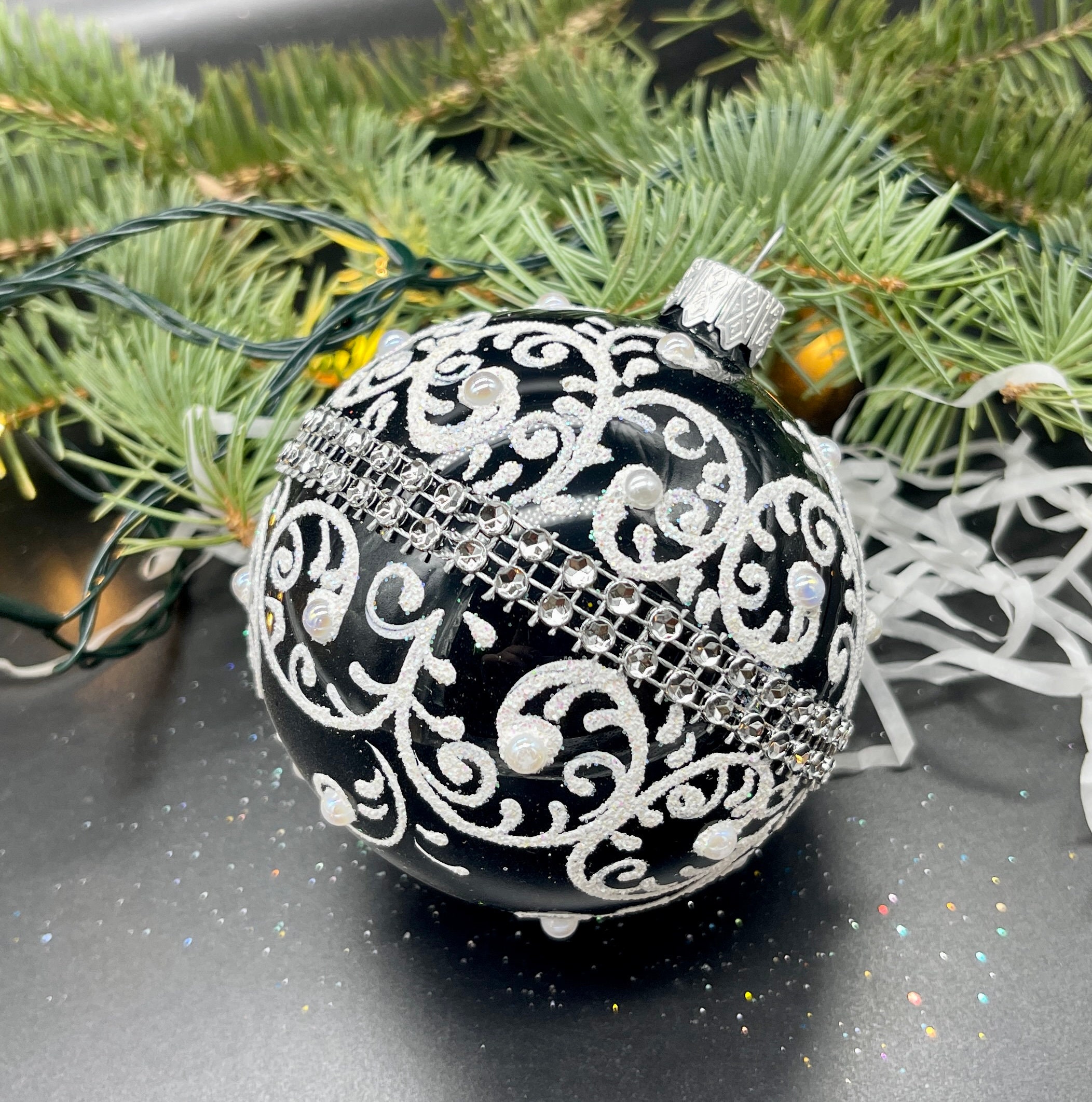 黒と白の手描きクリスマスガラスオーナメント、手作りクリスマスツリー