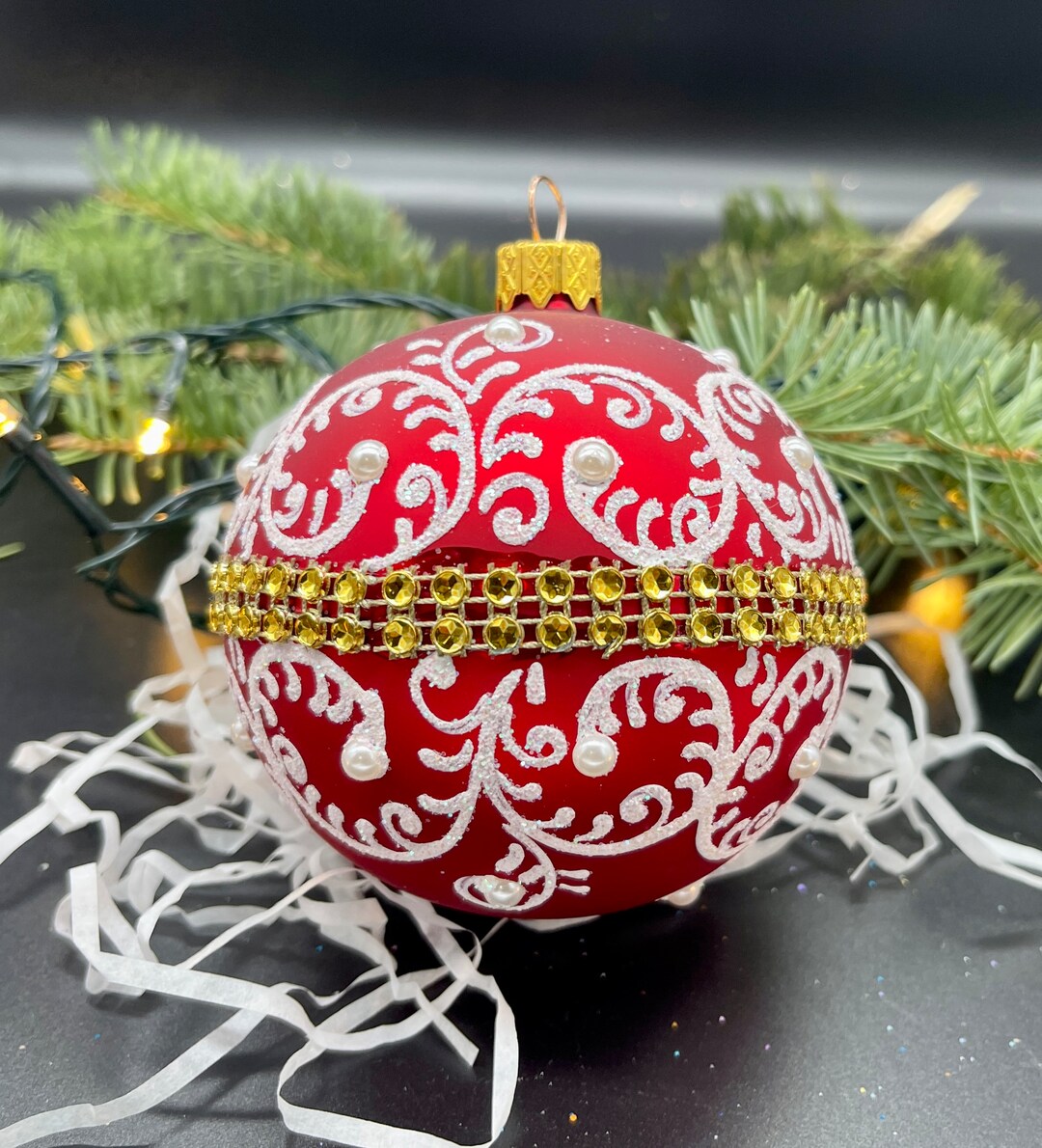 赤い手描きのクリスマスガラスオーナメント、手作りのクリスマスツリー