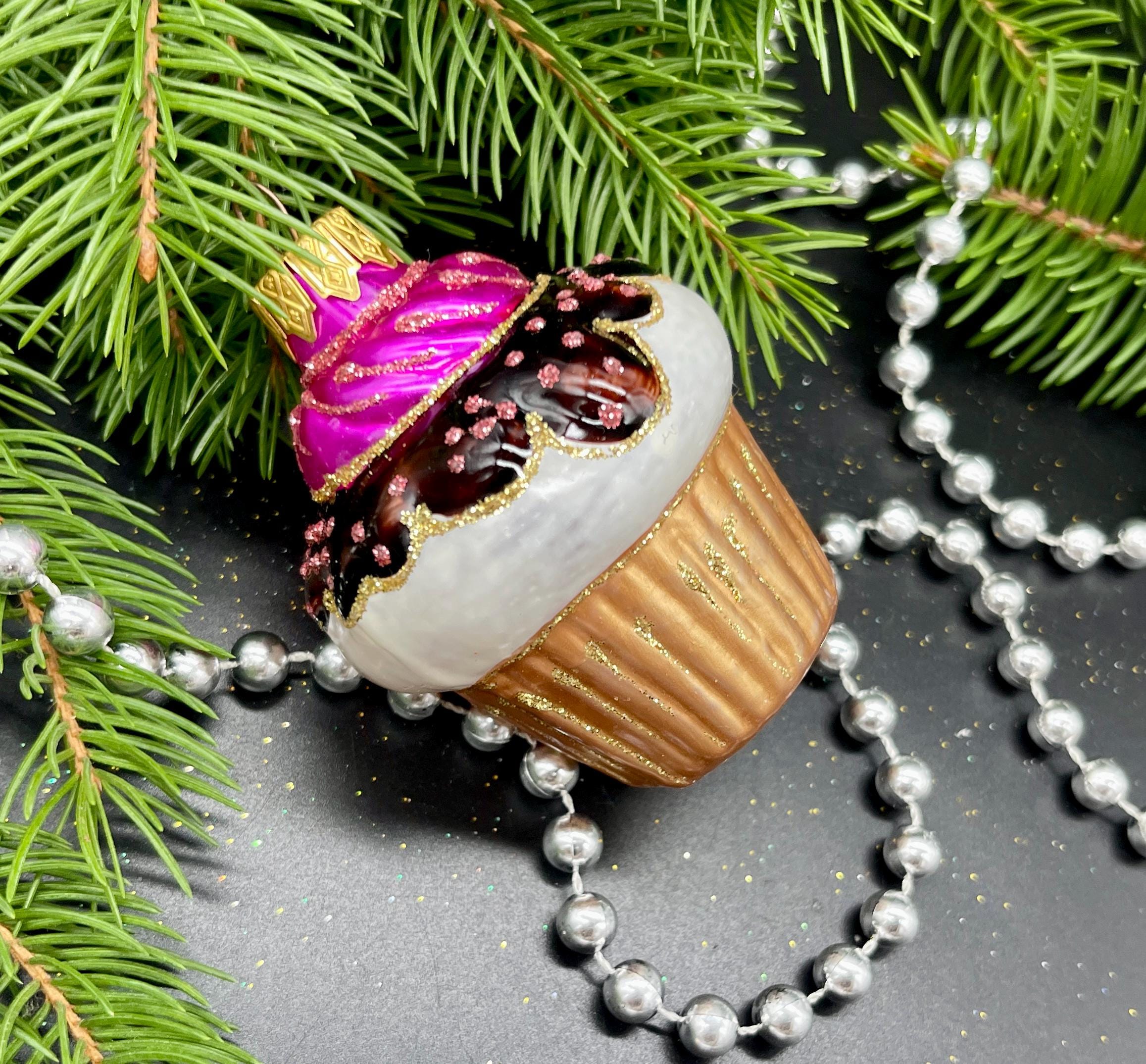 カップケーキのクリスマスガラスオーナメント、吹きガラスのクリスマス